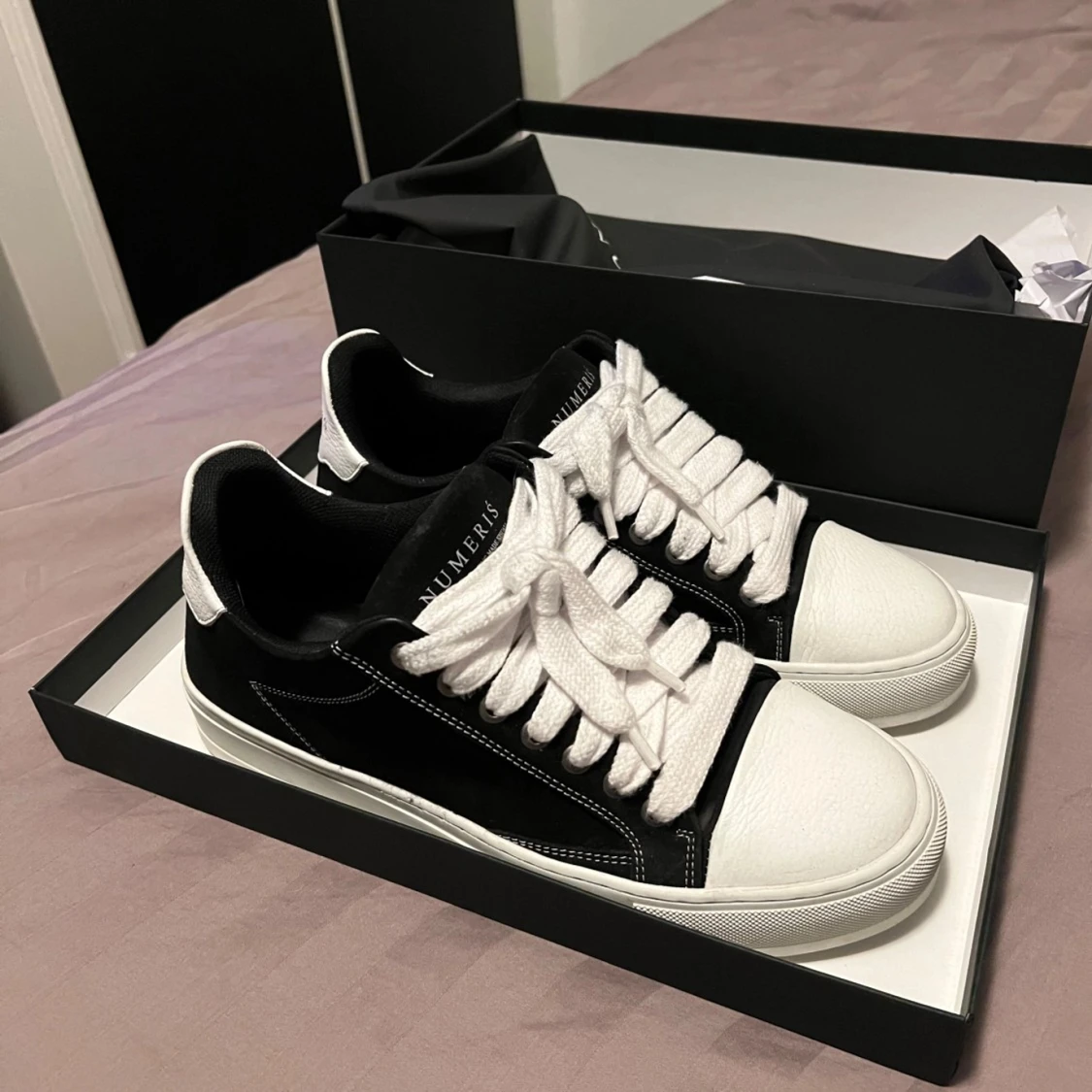 Svartvita sneakers från Numeris