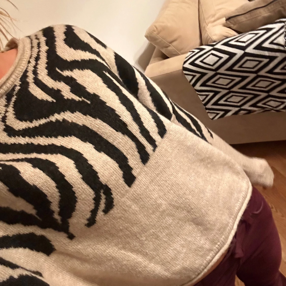 Beige stickad zebramönstrad tröja - 2