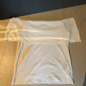 Vit ribbad offshoulder topp Massimo Dutti - Säljer en snygg vit offshoulder topp från Massimo Dutti i storlek S. Toppen är ribbad och har en croppad passform som sitter tight. Perfekt för dig som gillar stilrena och enkla plagg med en twist. Materialet är mjukt och stretchigt för skön känsla.