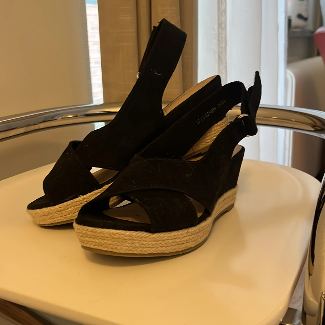 Svarta kilklack-sandaler med mocka