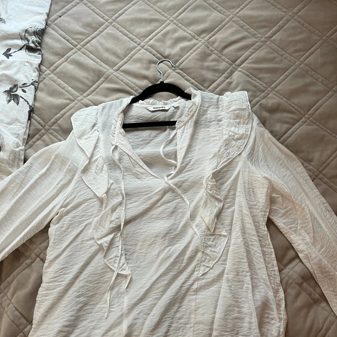 Vit volangblus från Kappahl