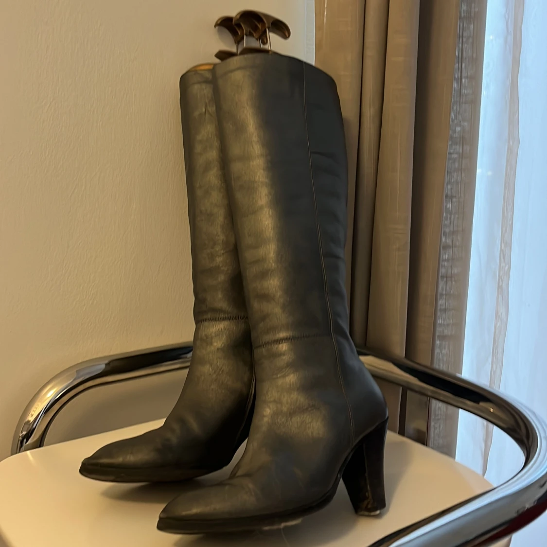 Silvriga höga stövlar med klack - 2