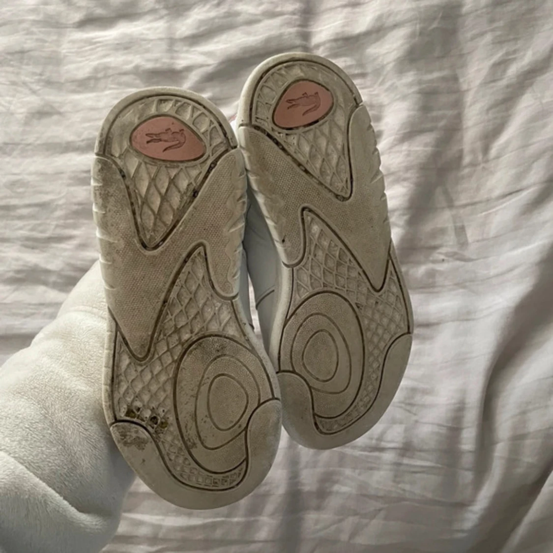 Vita sneakers från Lacoste med rosa detaljer - 4