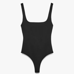 Svart body - Svart body med breda axelband och fyrkantig ringning fram,  har en djupare rundad rygg. Materialet är mjukt och stretchigt! Endast använd fåtal gånger!