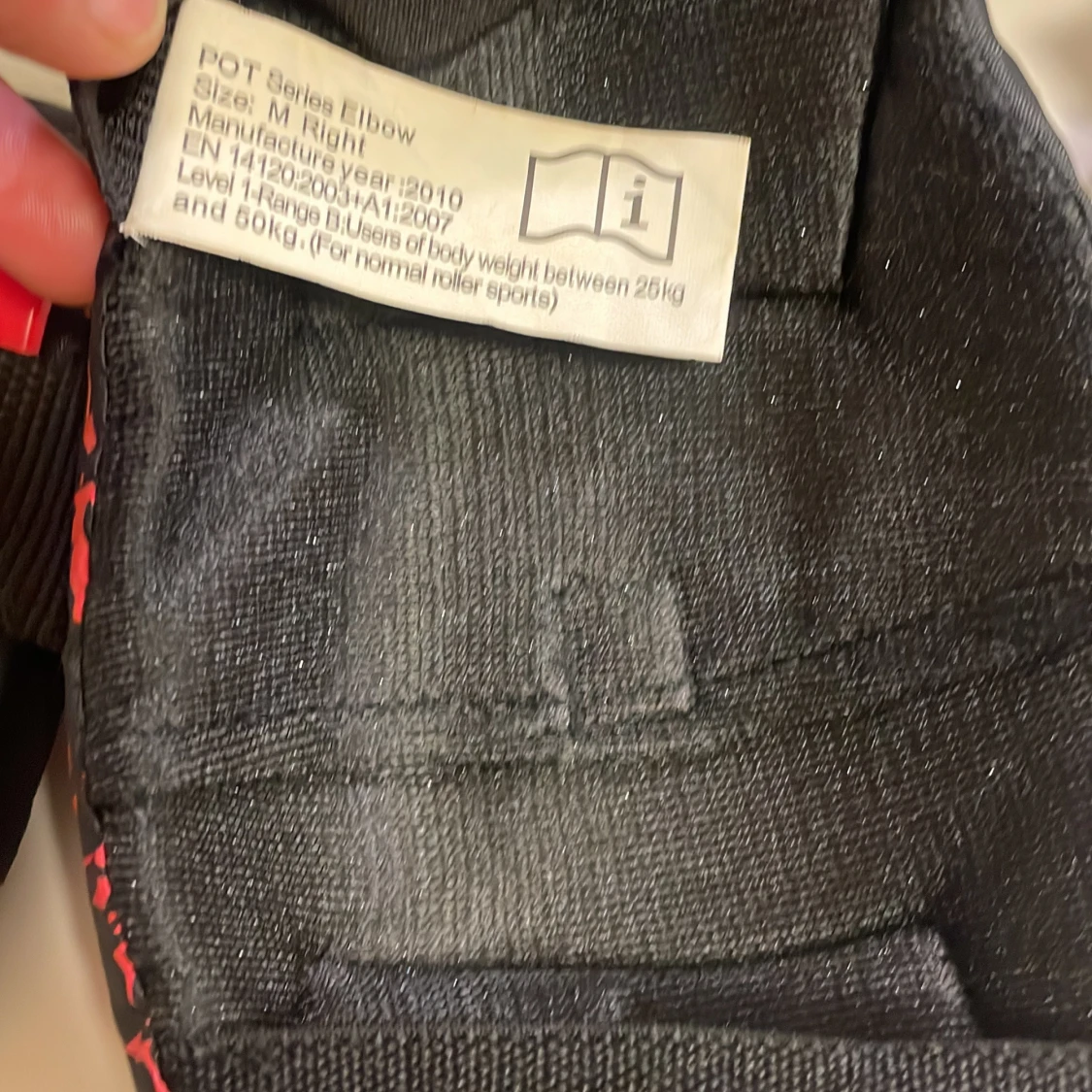 Svarta och röda skyddshandskar M - 2