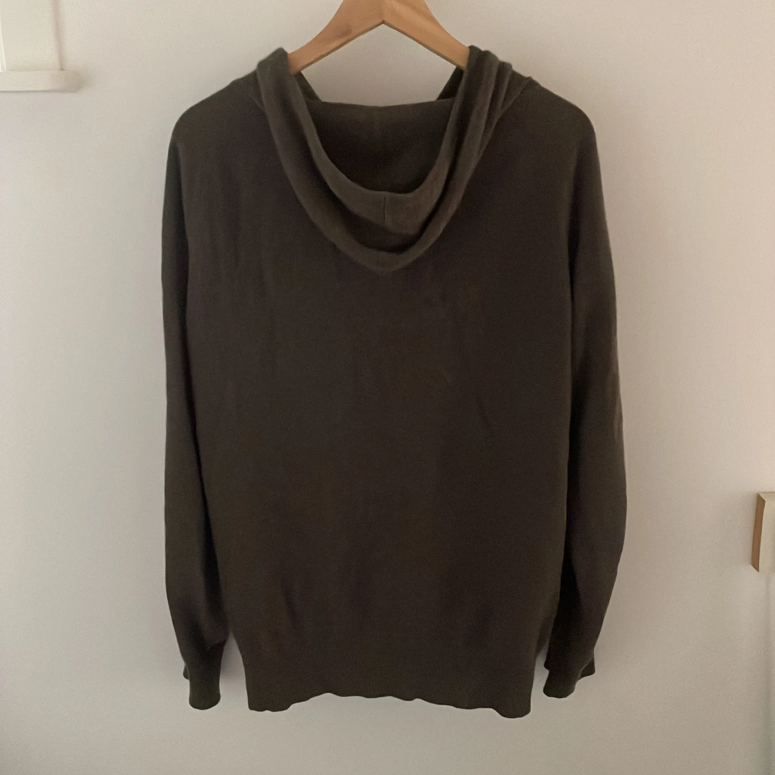 Mörkbrun hoodie från Davida - 1