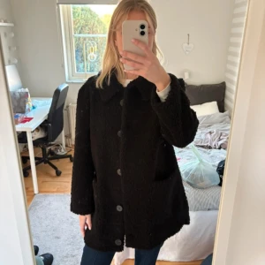 Jacka från Zara - Jacka från Zara. Fint skick! Se sista bilderna för att se materialet på jackan. Använd 1 gång