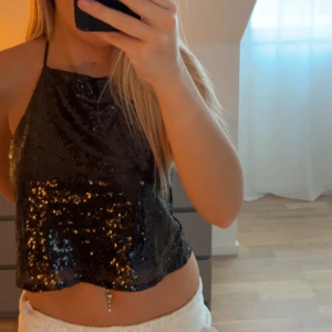 svart glittrig topp - supersnygg svart glittrig festtopp❣️❣️