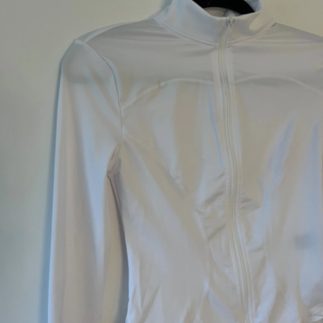 Vit croppad träningsjacka med dragkedja - 1