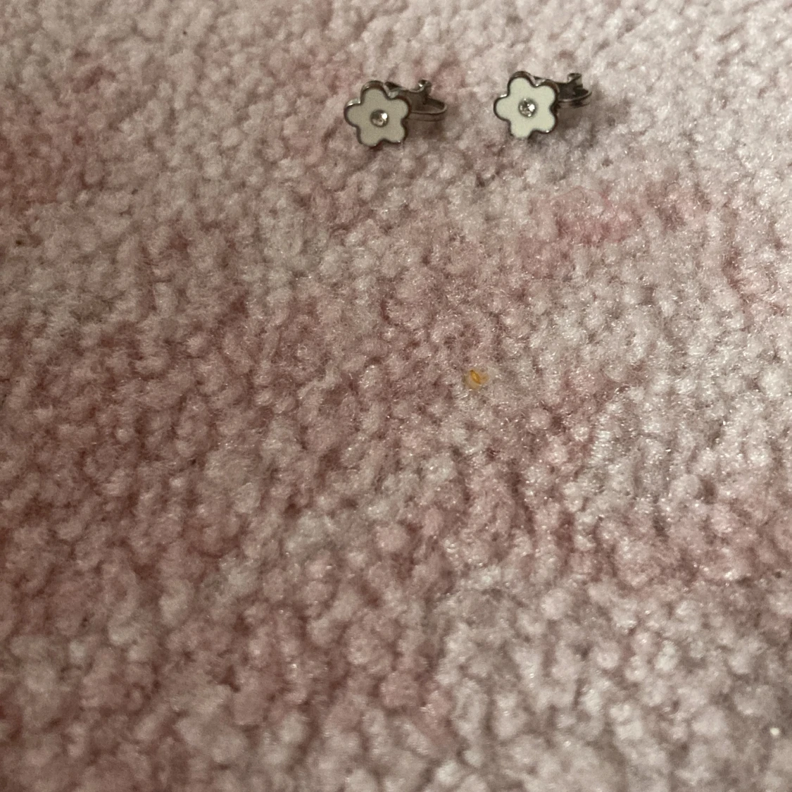 Söta vita blomclipsörhängen