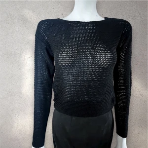 Svart stickad meshtröja - Svart stickad tröja från Vero Moda med meshstruktur och rund hals. Tröjan har lång ärm och är lätt transparent tack vare det grova stickade mönstret. Perfekt för dig som gillar en edgy och cool stil. Passformen är normal och materialet känns mjukt mot huden. #veromoda #stickad #tröja 