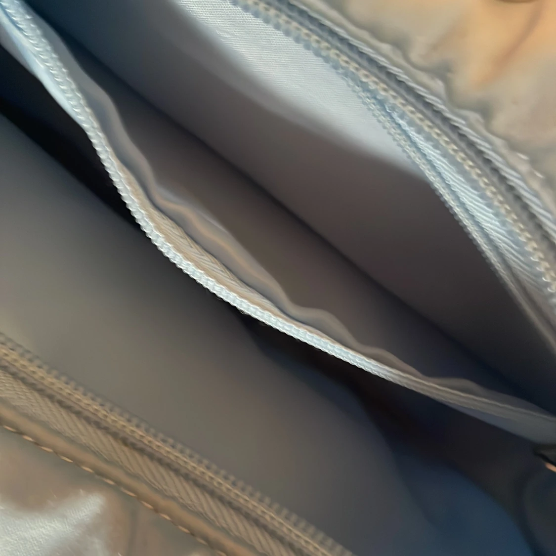 INTRESSEKOLL babyblå axelväska  - 3