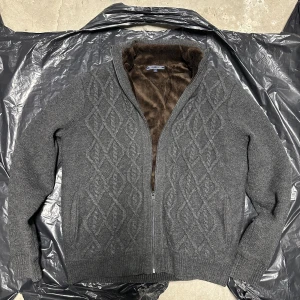 Fodrad cardigan - cardigan med päls - päls cardigan  - Extremt fint och mycket svårt att få tag på fodrad cardigan eller pälscardigan från Tommy Hilfiger. Inga defekter och storlek L men passar M med! Skriv för frågor! 💬 