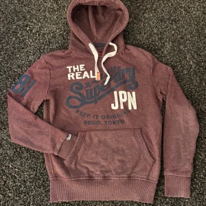 Superdry hoodie vintage  - Säljer nu denna eftertraktade hoodie ifrån superdry. Skick 8/10. Sjukt snygg och passar perfekt nu till hösten. Obs priset kan diskuteras vid snabb affär!