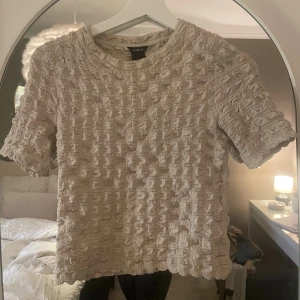 Beige quiltad topp från Lindex XS - Säljer en beige quiltad topp från Lindex i storlek XS. Kom för fler frågor 