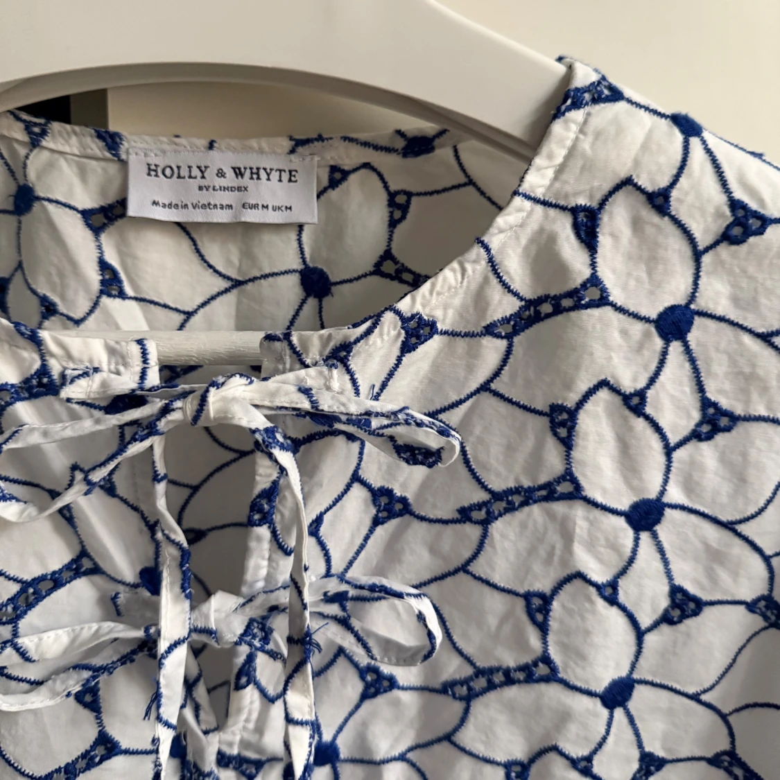 Vit blommig blus - 2