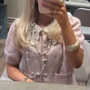 Stickad tshirt - Stickad tshirt från Other Stories! Använd en gång, skriv för egna bilder, storlek M, nypris 990kr och slutsåld 🥰 Skriv till mig för egna bilder, bilden är lånad 🫶🏻