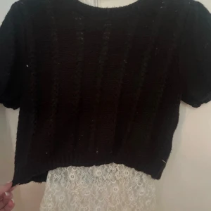 stickad tröja med spets - jätte fin tröja med spets när nere använder aldrig så de e därför ja säljer den