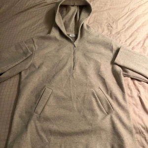Beige hoodie med half zip från Ciszere - Snygg beige hoodie från Ciszere i storlek S. Tröjan har huva, half zip framtill och två fickor på magen. Materialet är mjukt och känns fleece-liknande.