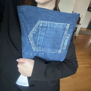 Datorfodral i blått jeansmaterial  - Vi är ett UF-företag som själva syr dessa handgjorda datorfodral i 100% återvunnet material. Vill vill skydda våra datorer, men även vår planet!🌍 detta är ett blått fodral med en dubbel ficka som passar till en 13 tums dator. Den är stilren, modern och hållbar. Vad mer behövs?🥰den har ett mörkt innertyg och har inga defekter, men hör gärna av er vid frågor🥰