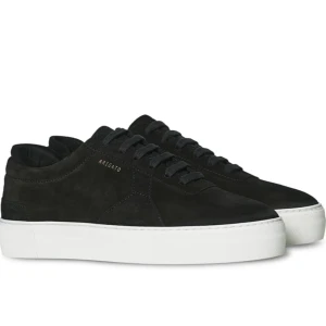 Svarta Arigato sneakers i mocka - Snygga svarta sneakers från Arigato med ovandel i mjuk mocka och vit platt sula. Skorna har snörning och en stilren design med diskret logga på sidan. Perfekta för dig som gillar minimalistisk stil och vill ha något som funkar till jeans eller dressat. Hör av dig via flera frågor 