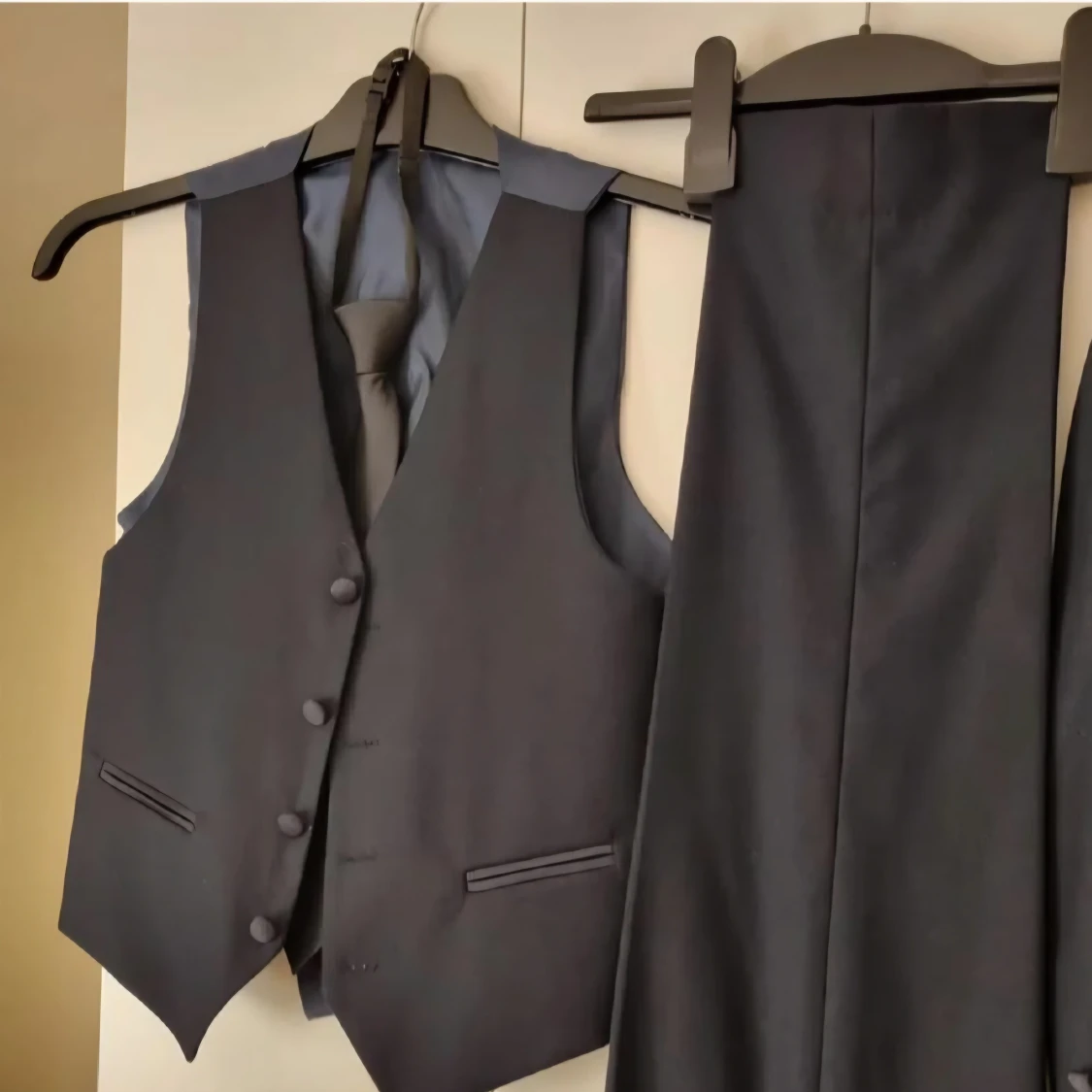 Mörkblå kostym med väst och slips för barn - 2