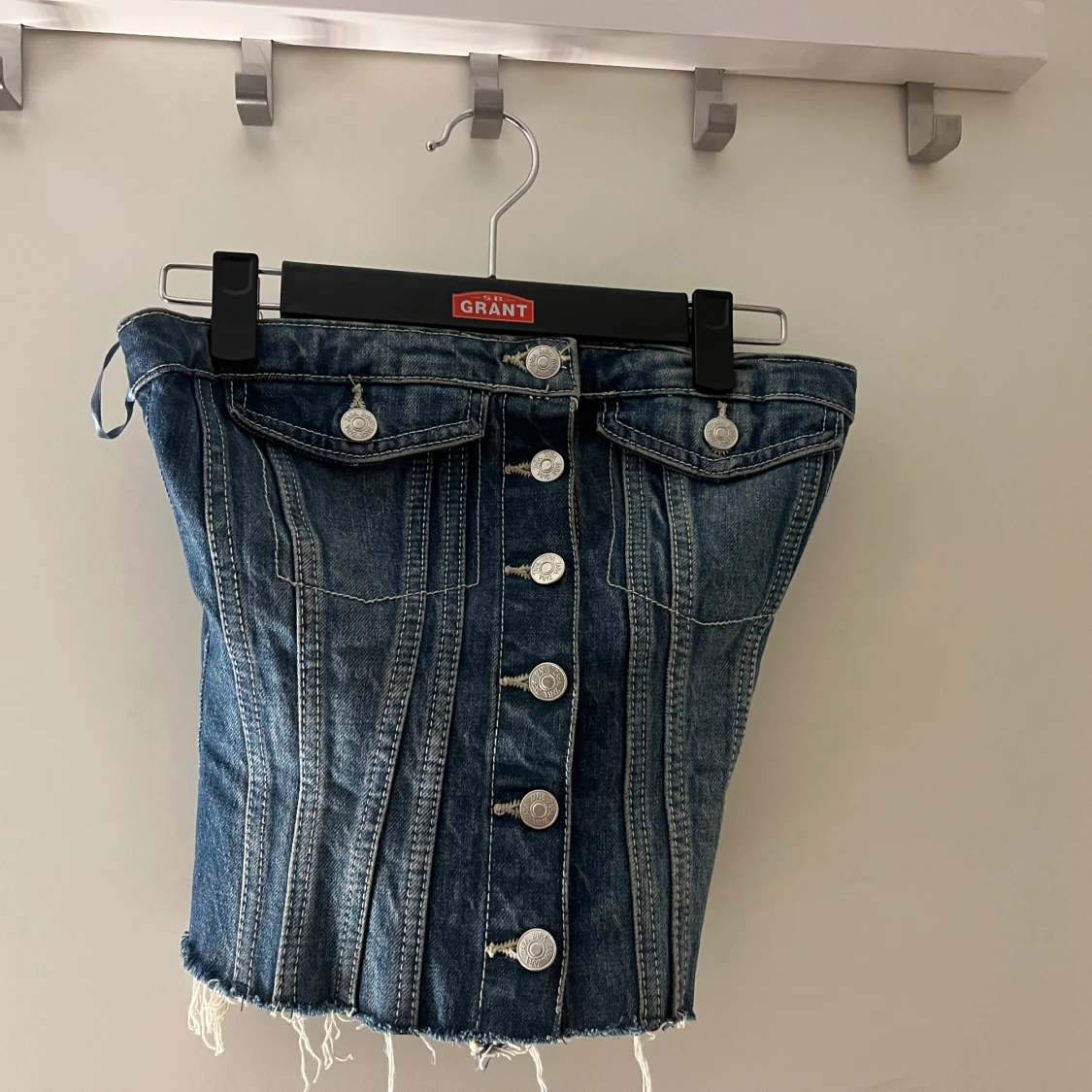 Blå jeanskjol med knappar från Zara