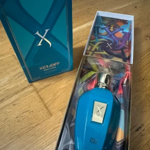 Xerjoff Erba Pura 100ml EdP - Xerjoff Erba Pura Eau de Parfum i snygg blå flaska. Volym: 100 ml. Tillverkad i Italien. Perfekt för dig som vill sticka ut med en exklusiv doft och cool design. Priset kan diskuteras vid snabba affärer.