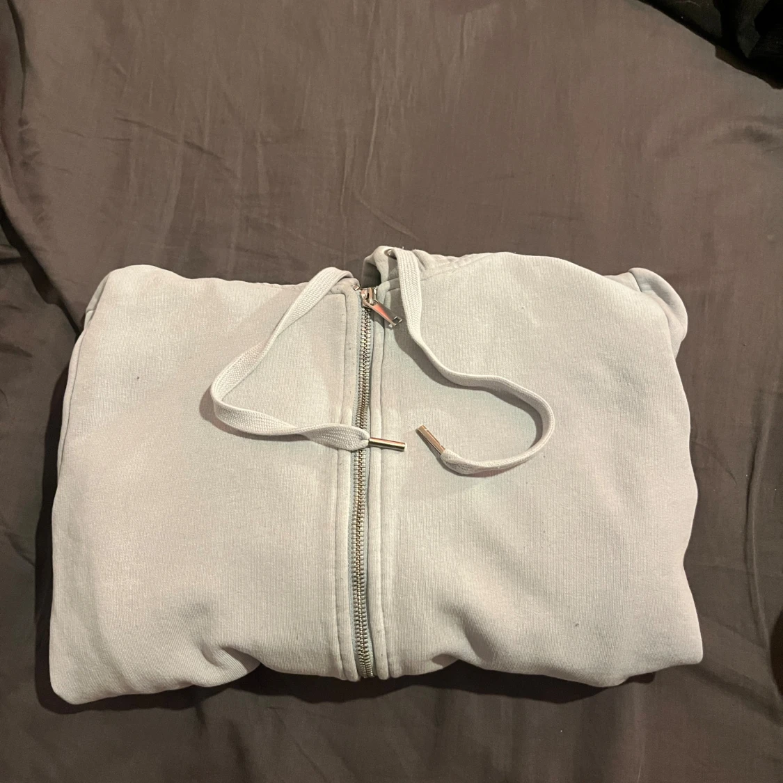 Vit hoodie med dragkedja och huva