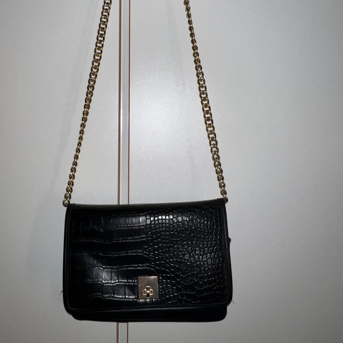 Svart axelväska med kedja och croco