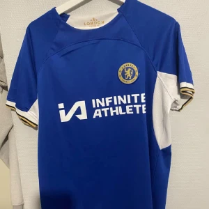 Chelsea fotbollskit (utan namn bak) - Säljer ett Chelsea FC matchställ. Knappt använda och är i storlek M.