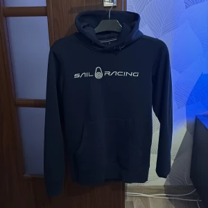 Mörkblå Sail Racing hoodie XS - Sail Racing Hoodie storlek XS. Använd fåtal gånger jätte bra skick