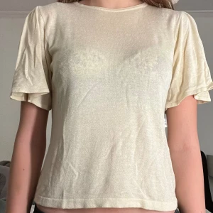 Tunn stickad tröja - Säljer en jättefin champagnefärgad tunn stickad tröja från AWARE som jag köpt på vero moda. Den slutar en liten bit under naveln så perfekt för low waist jeans. 