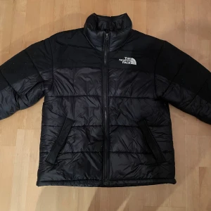 North Face Vinterjacka - North Face Vinterjacka / Jackan är i väldigt bra skick utöver att den har börjat noppra lite, se bilder