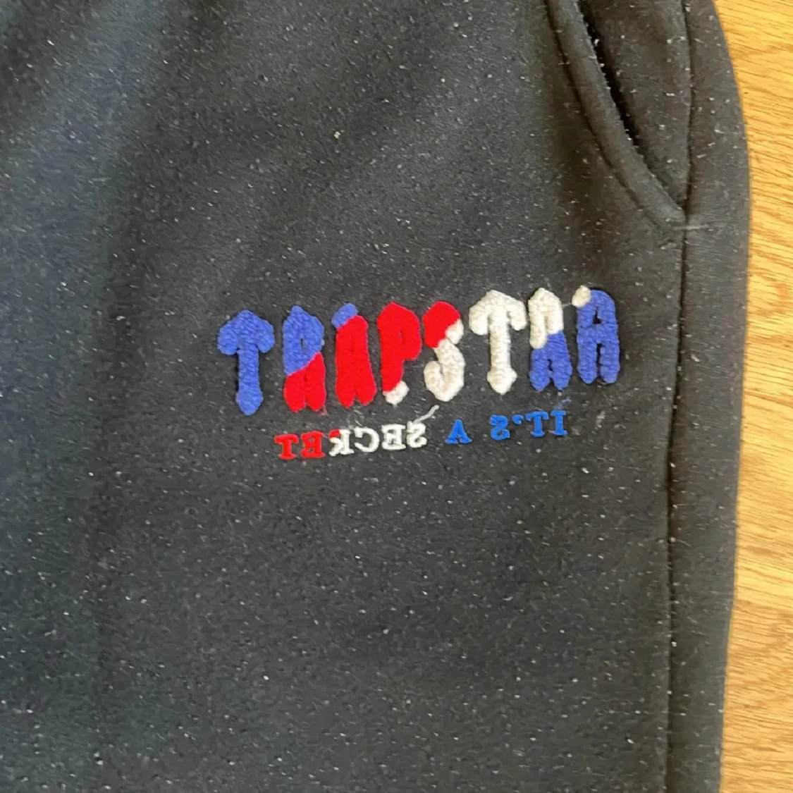 Trapstar svart hoodie med broderi - 2