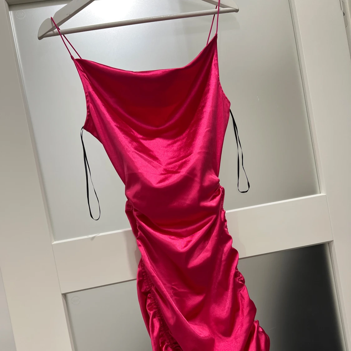 Rosa satin kortklänning med snörning