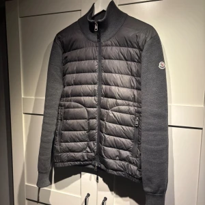 Moncler Cardigan  - Stilren cardigan från Moncler. Färgen är grå och storlek M. Nypris ligger på 9999 kr! 2017 modell och bra skick. 
