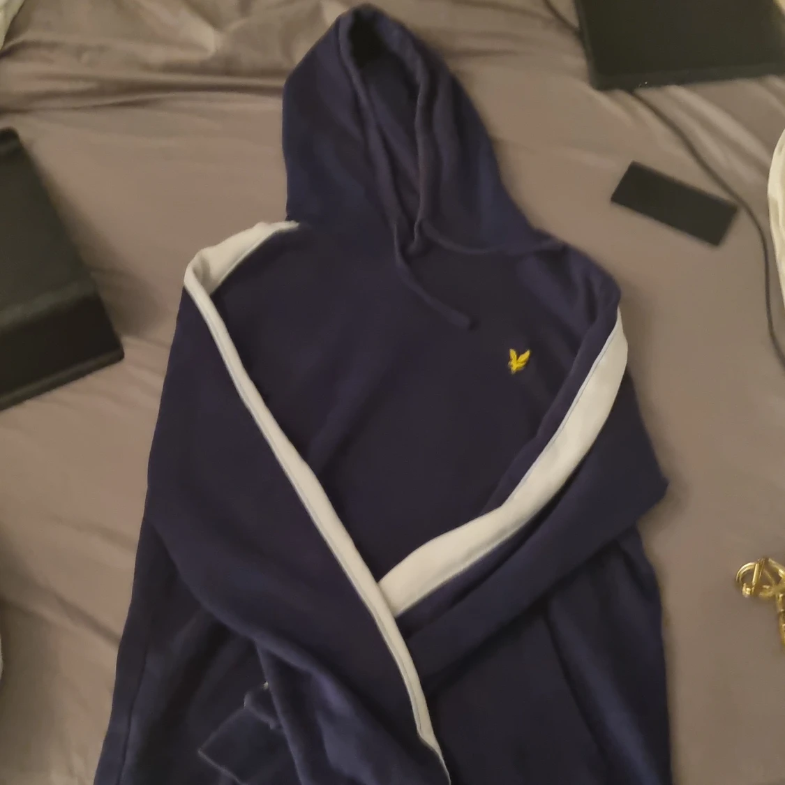 Marinblå hoodie från Lyle & Scott