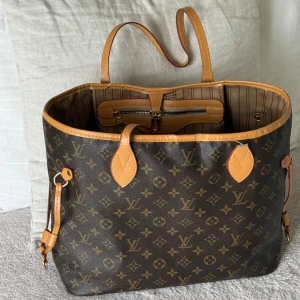 Väska  - Väska, ena remmen av annars som ny. Se bild 2