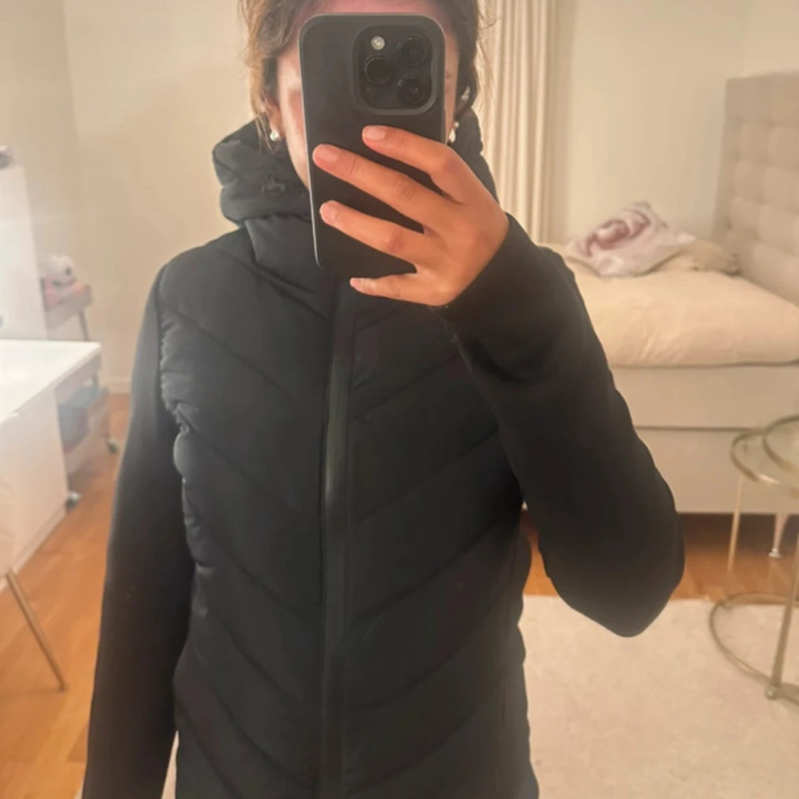 Svart pufferjacka med huva