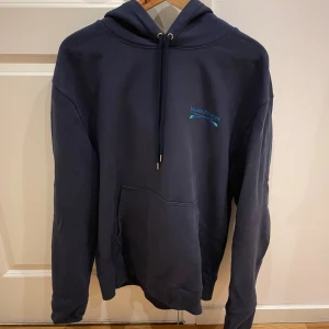 Maison Kitsune hoodie - Maison Kitsune hoodie i jättefint skick 10/10, knappt använd. 