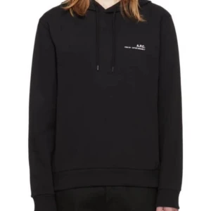 Svart hoodie från A.P.C. - Ny svart hoodie från A.P.C. med minimalistisk vit logga på bröstet. Klassisk huva med snörning och långa ärmar. Perfekt för dig som gillar stilren och enkel design. Tillverkad i mjuk bomull för maximal komfort. Aldrig använd. 