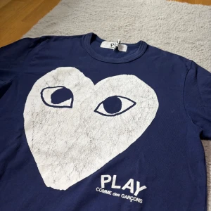 Play Commes Des Garcons tshirt - riktigt fint skick | snyggt tryck som ser lite vintage ut | true to size | priset kan diskuteras vid snabb affär🙌❤️