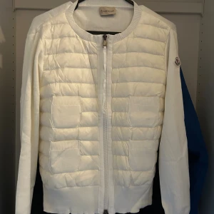 Moncler cardigan dam  - Säljer denna Moncler cardigan i mycket fint skick, storlek M, men passar även S, kvitto finns, priset kan diskuteras vid snabb affär, kom med bud🤗