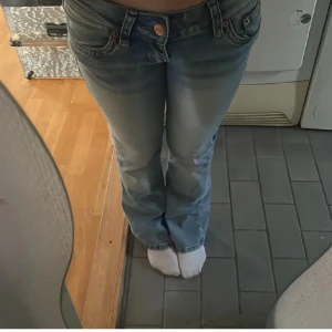 Low waist g rise jeans! - Storlek Xs/s! Snygga ljusblå jeans från G.Rice med bootcut passform och låg passform!     OBS: Kolla sista bilden, defekter förekommer! Lite lagat där bak. 