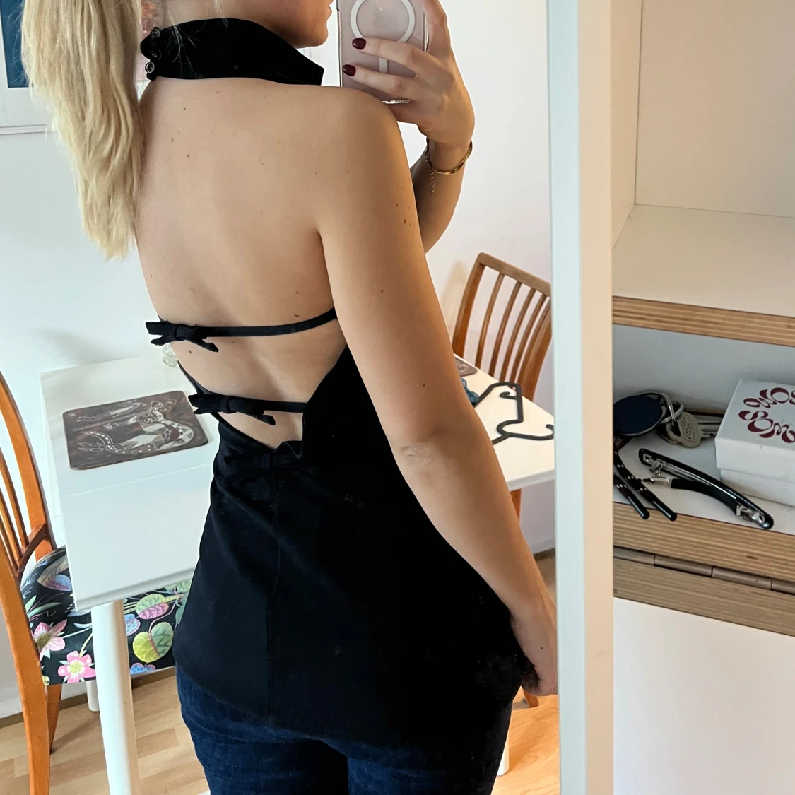 Svart polotopp med snörning i ryggen