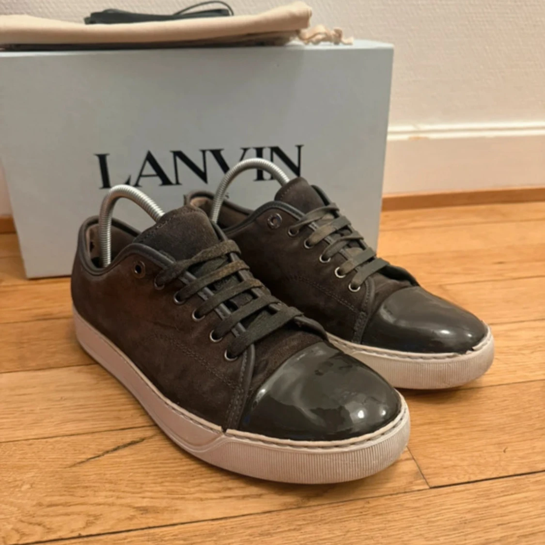 Lanvin sneakers i mörkbrun mocka