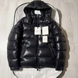 Moncler Maya  - Moncler Maya i size 3/m-L, skick 9/10, kvitto tags galge extra knappar samt dustbag medföljer vid köp, ny årsmodell/ 2022, nypris 18000kr, vid funderingar hör av er.