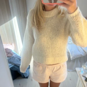 Vit stickad tröja  - Säljer denna gosiga tröja ifrån other stories i storlek s och är i mycket bra skick. Använd gärna köp nu💕