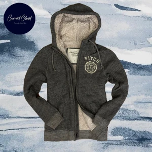 Grå sherpa-lined hoodie från Abercrombie & Fitch - Mysig grå sherpa lined hoodie från Abercrombie & Fitch med fluffigt foder, huva och snörning | Otroligt varm och perfekt för vintern | Size S, kan passa lite större | Vintage och svår att få tag på | Super bra skick